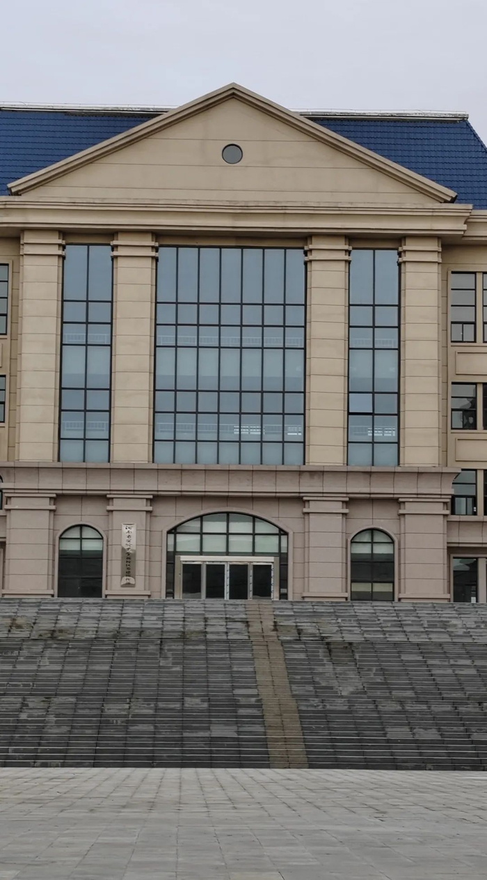 现场图显示，新校区建设已基本完工，并已挂牌。