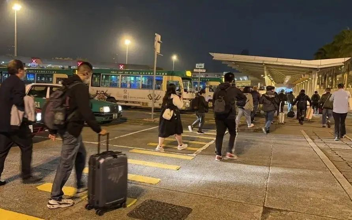 6日零点起，全面恢复通关后的首批旅客从香港入境内地。