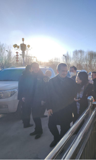 （图为林毅夫接受本报记者采访。古丽/摄）