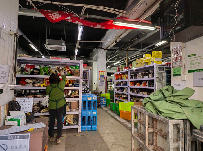 一家买菜平台仓库中，工作人员正在忙活