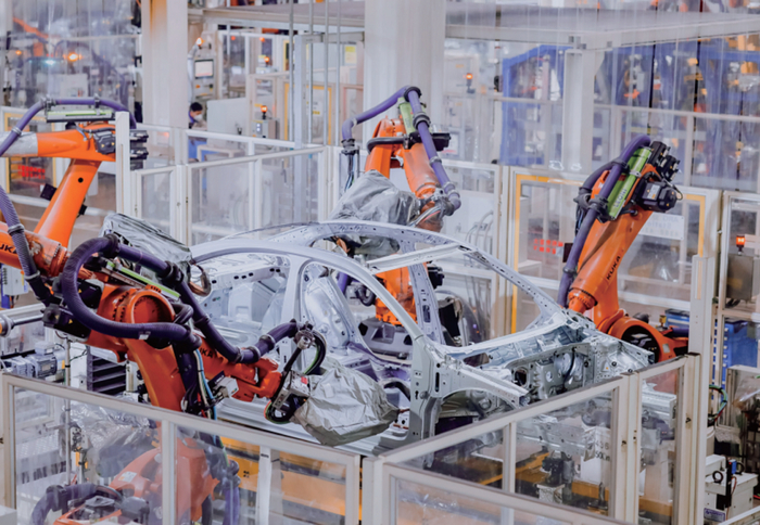 2022年12月20日，山东省青岛市即墨区的一汽—大众华东基地焊装车间，机器人进行焊接作业