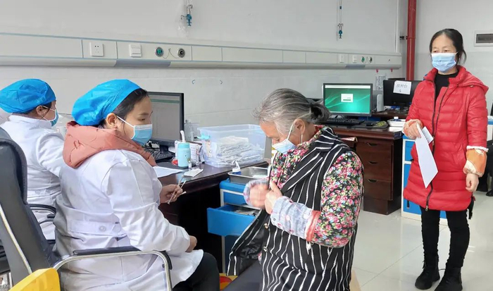 群众接种疫苗。永善县中医医院 供图