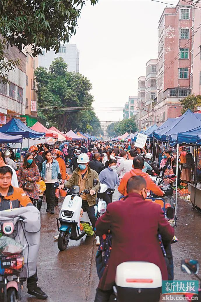 ■龙华街集中了蔬果畜禽，是花都两龙墟最热闹的地方。