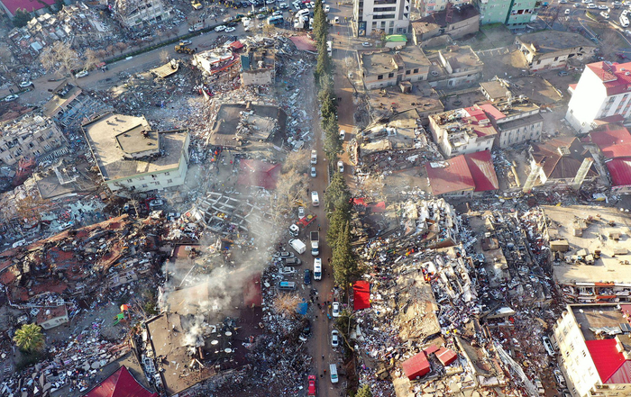 当地时间2023年2月7日，土耳其哈塔伊，地震袭击后，城市中的建筑变为废墟。