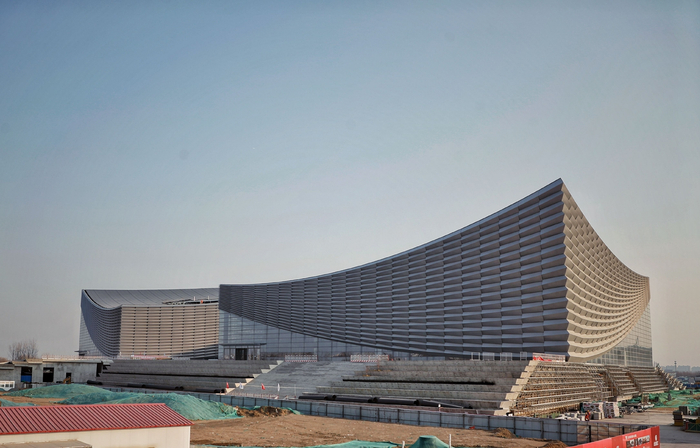 2023年2月7日，北京城市副中心三大建筑建设现场，正在建设中的城市副中心剧院初露“真容”。  新京报记者 薛珺 摄