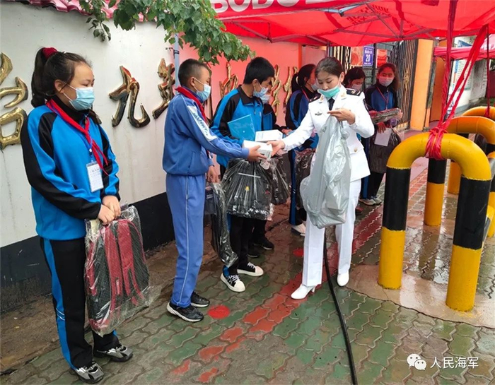 ▲2020年休假期间，毕丽格向学生们赠送学习用品