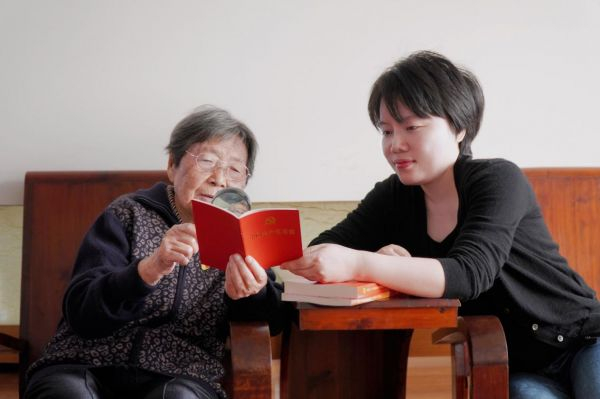 图为台州烟草人事党支部党员与离休老党员共学党的二十大报告相关书籍（王路遥/摄）