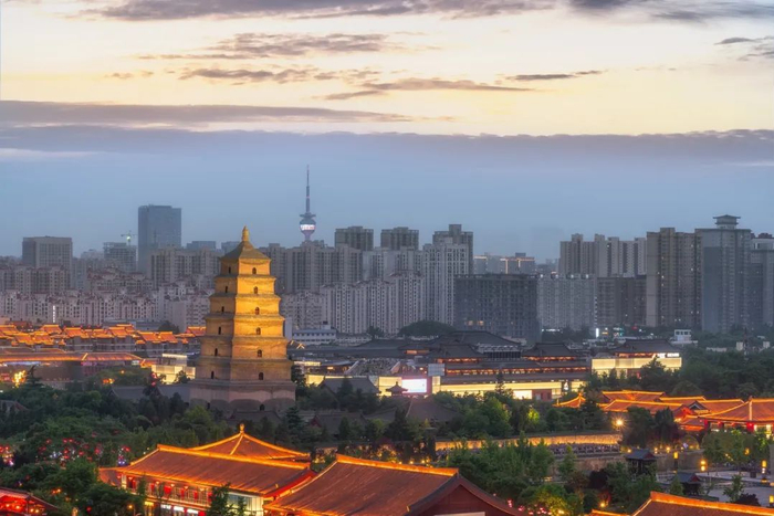 西安大雁塔和市区的现代建筑夜景。/图虫创意