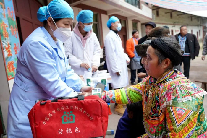 水富市医护人员送医（药）下乡，守护群众健康。狄廷秀 摄