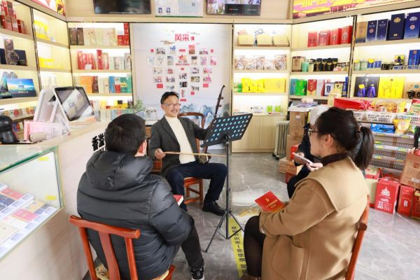 图为天台县繁荣烟酒便利店正在开展党的二十大精神宣讲活动（潘康晨/摄）