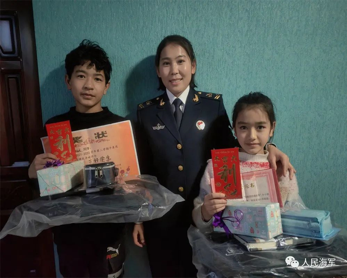 ▲今年休假期间，毕丽格和被资助孩子合影