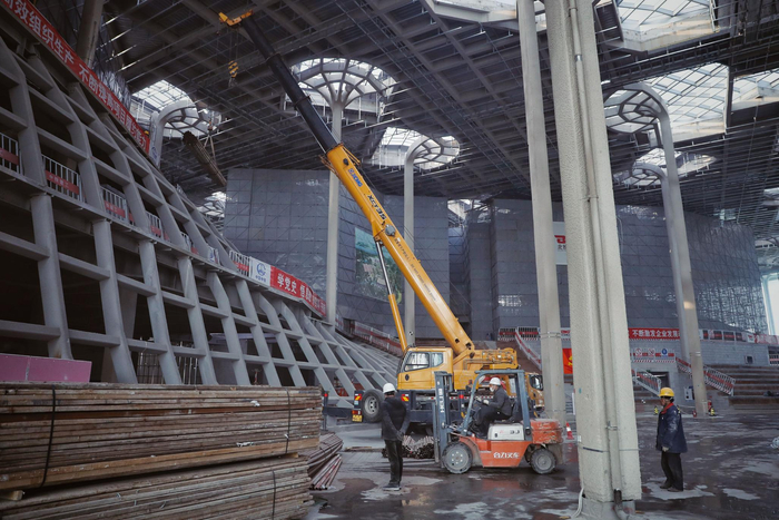 2023年2月7日，城市副中心三大建筑建设现场，工作人员正在城市副中心图书馆内施工。  新京报记者 薛珺 摄