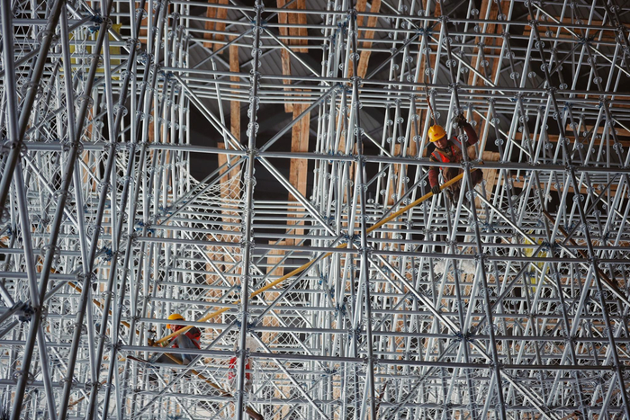 2023年2月7日，城市副中心三大建筑建设现场，工作人员正在城市副中心剧院内施工。  新京报记者 薛珺 摄
