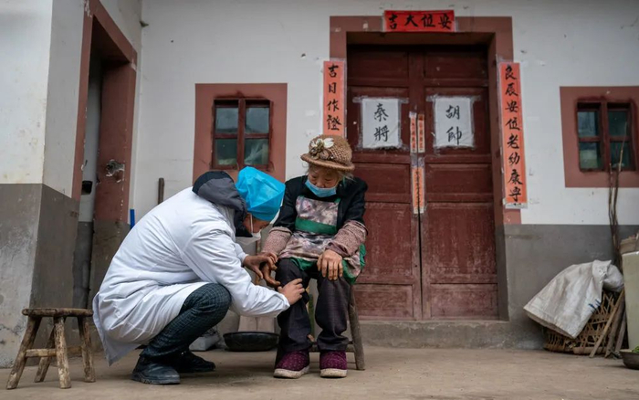 2022年12月30日，镇雄县泼机镇李官营村村医付向朋上门服务。新华社记者 江文耀 摄