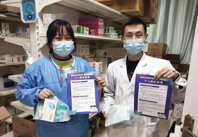 盐津县医护人员宣讲个人防护指南。盐津县融媒体中心 供图