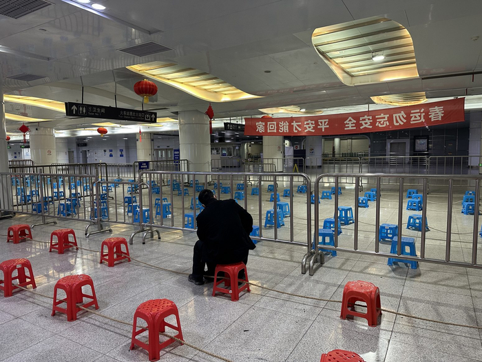 元宵节过后，等待的人数减少，但每晚仍有人在此等候。