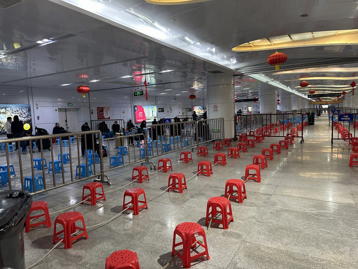 2月6日，正月十六，凌晨3时许，上海火车站北广场地下二层为等待首班地铁旅客打造的休息区。 本文图片 澎湃新闻记者 巩汉语