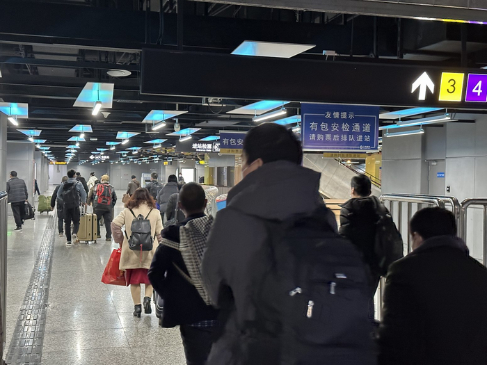等待数小时的旅客进入地铁站。