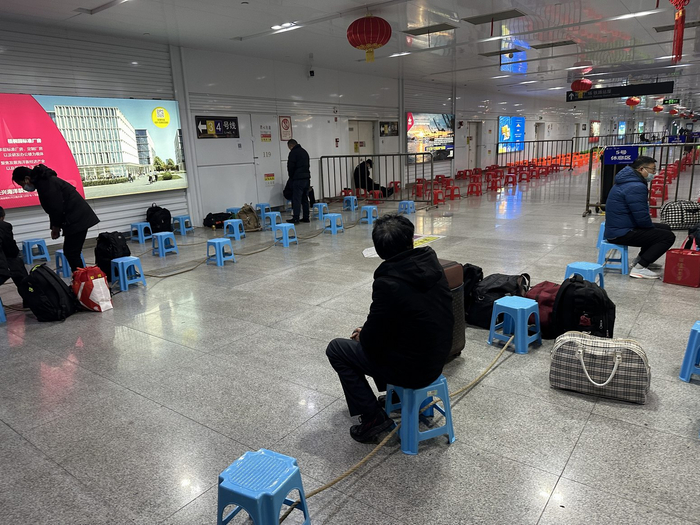 在安置点等待的旅客。