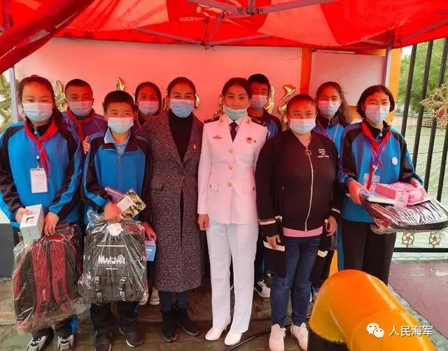 ▲2020年休假期间，毕丽格向学生们赠送学习用品