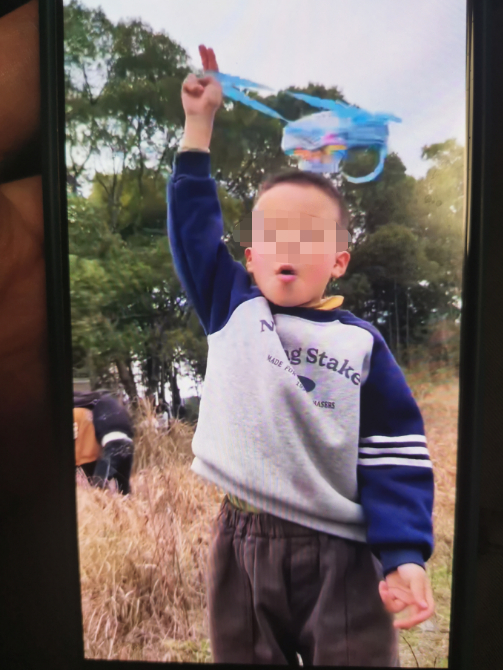 被炸伤一小时之前，硕硕还开心地参加祭祀活动。澎湃新闻记者 戴越 摄