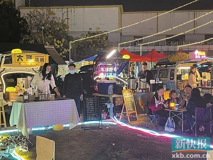 ■市桥站营地车尾箱集市，市民围坐闲话家常。