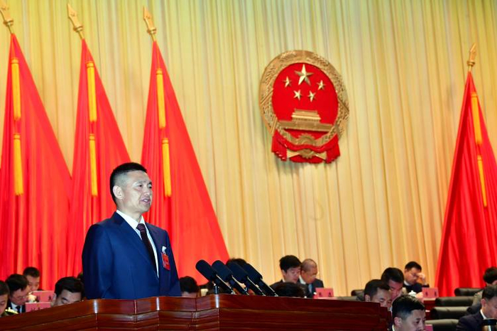 ▲九龙坡区区长李顺作政府工作报告