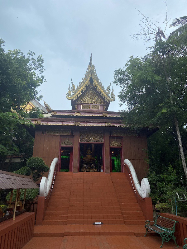 清莱玉佛寺，作者拍摄于2022年6月6日，现在寺中供奉的玉佛雕刻于1991年，为了庆祝王太后诗纳卡琳的90岁生日。