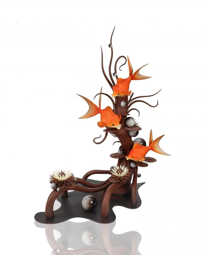 ▲赵凯的巧克力雕塑《鱼乐江南》。图片来源/受访者供图