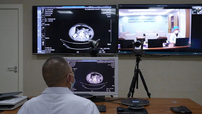 2022年12月10日，镇雄县人民医院与昆明医科大学第一附属医院远程会诊。新华社记者 王明玉 摄