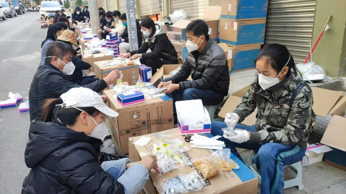 巧家县工作人员分装防疫物资。刘仁川 摄 