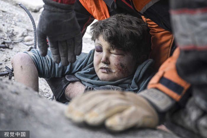 　　当地时间2023年2月8日，土耳其阿德亚曼，地震62小时后，12岁的Cihan Emir Parlak在7层建筑的废墟下获救。