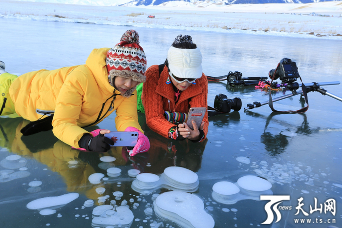 游客在赛里木湖景区拍摄冰泡。 赛平摄