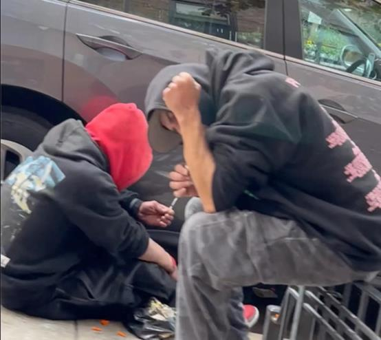 纽约曼哈顿东哈林区街头，正在注射毒品的年轻人。图源：《纽约邮报》