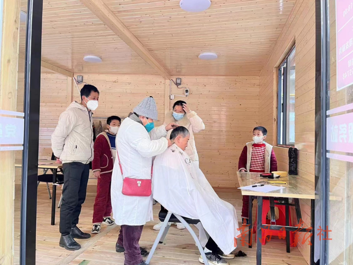 ▲耶苏堂社区居民在小区理发店理发