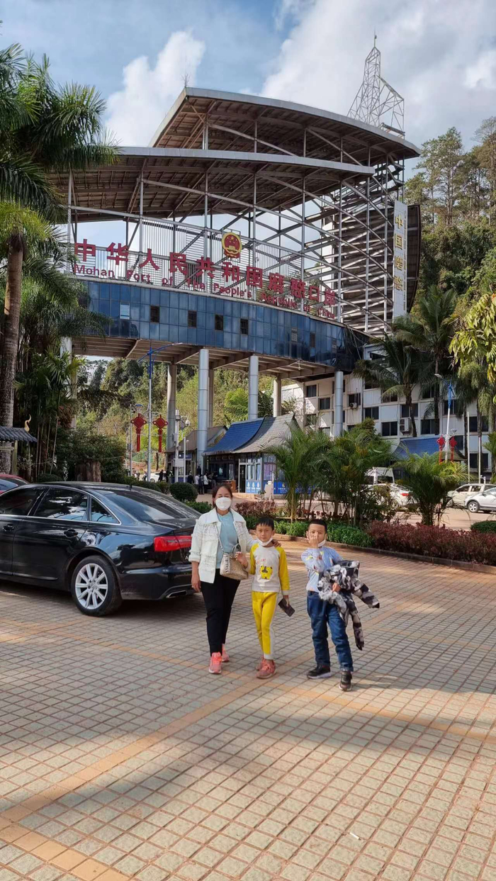 　　1月19日，阿敏和老二、老三过关口时留影。