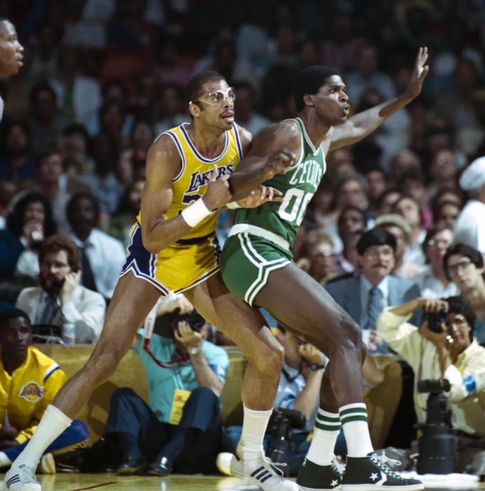 帕里什（右）与贾巴尔在比赛中卡位