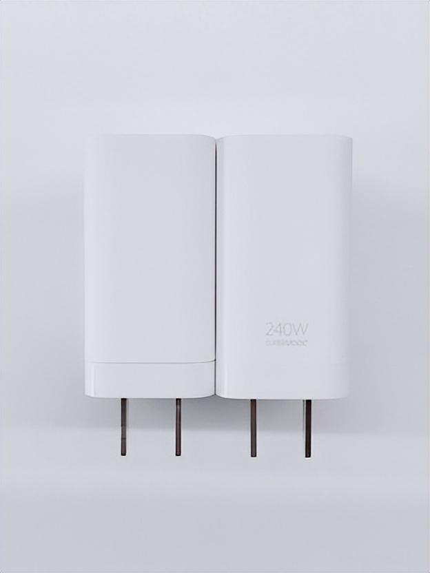 240W充电器与150W充电器对比