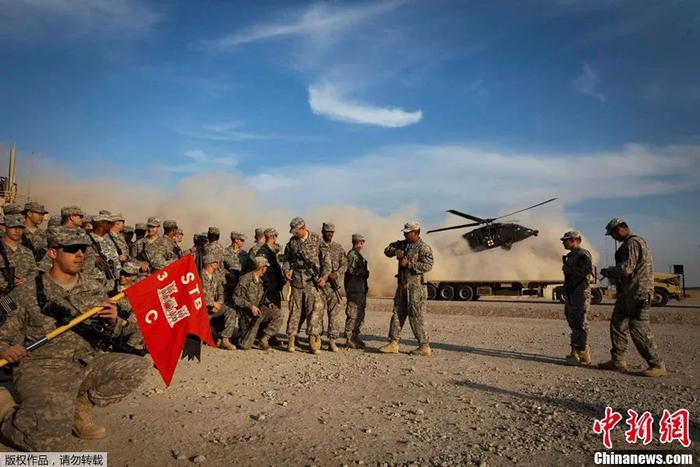 当地时间2011年12月18日，最后一批驻守伊拉克的美军撤离该国。