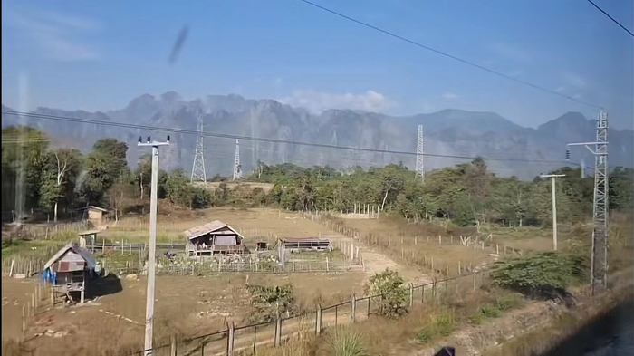 胡晟与阿敏乘坐火车回家时，途径胡晟当初修铁路的地方，万荣县。