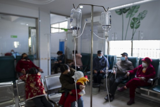     1月11日，湖北省黄冈市黄梅县孔垄镇邢圩村卫生室输液室内。潘松刚/摄