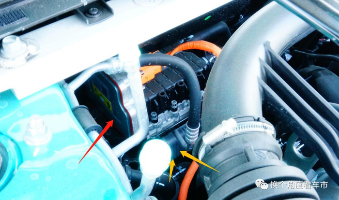 上图为哪吒S 增程版商品车前部动力舱内诸多分系统技术状态细节特写（用于防尘的护板已拆除）-3。