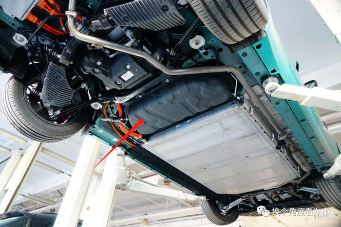 上图为哪吒S 增程版中置动力电池系统与中后置燃油箱组件设定的技术状态特写。