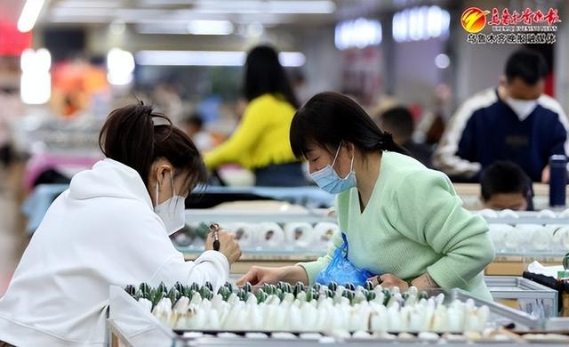 2月9日，华凌国际珠宝玉器城内，顾客前来选购玉镯。记者赵莉 实习记者米热扎提摄