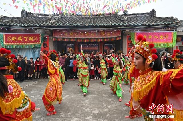 图为潮阳西门女子英歌队在表演中。中新社记者 陈楚红 摄