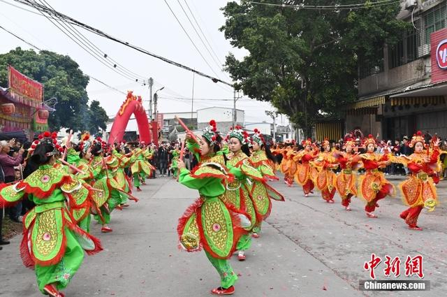 图为潮阳西门女子英歌队在表演中。中新社记者 陈楚红 摄