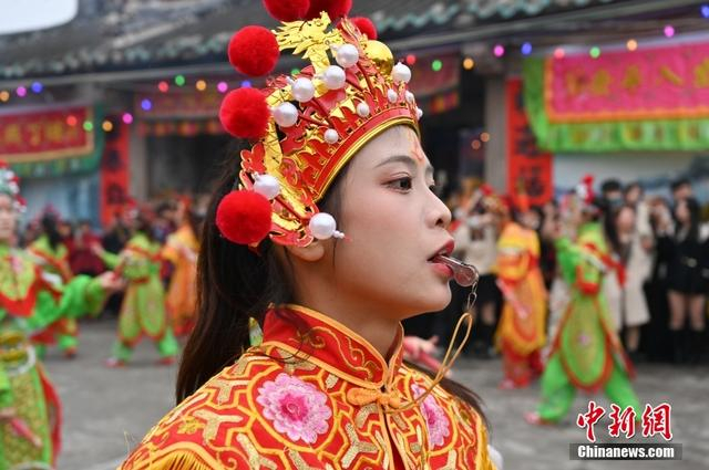 图为潮阳西门女子英歌队在表演中。中新社记者 陈楚红 摄