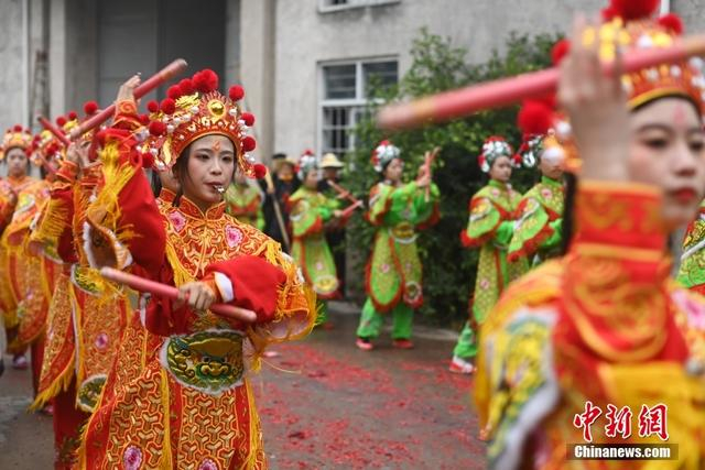 图为潮阳西门女子英歌队在表演中。中新社记者 陈楚红 摄