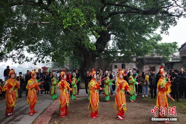 图为潮阳西门女子英歌队在表演中。中新社记者 陈楚红 摄