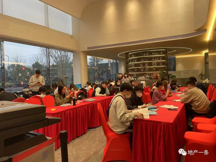 中铁虹桥逸都售楼处签约现场。王婷婷 摄